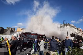 Khoảnh khắc tháp cổ đổ sập ở Italy, một công nhân tử vong