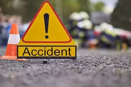 Xe tải va chạm xe điện, 4 người trong một gia đình tử vong