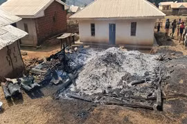 Nhóm vũ trang xông vào ngôi làng hẻo lánh, sát hại dân thường