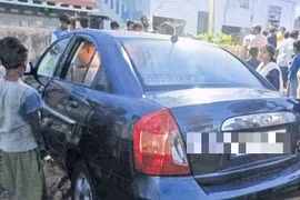 Bị "nhốt" trong ô tô, 4 em nhỏ tử vong thương tâm