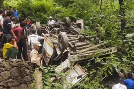Xe chở khách lao xuống hẻm núi, hàng chục người thương vong