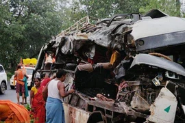 Xe buýt va chạm xe tải, 30 người thương vong