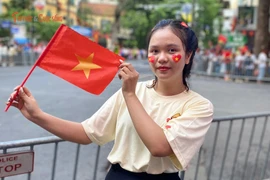 Giới trẻ háo hức xem diễu binh, diễu hành A80 trên phố