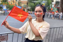 Giới trẻ háo hức xem diễu binh, diễu hành A80 trên phố