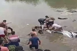 Tránh xe tải ngược chiều, ô tô lao xuống sông hai người chết