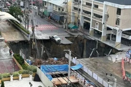 Cận cảnh "hố tử thần" khổng lồ xuất hiện ở thủ đô Thái Lan