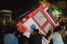 Xe cứu thương vượt đèn đỏ gây tai nạn, hai người tử vong