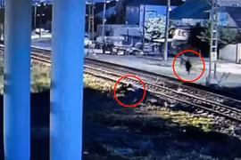 Ngã gục trước đoàn tàu đang lao tới, người đàn ông thoát chết ngoạn mục