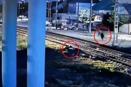 Ngã gục trước đoàn tàu đang lao tới, người đàn ông thoát chết ngoạn mục