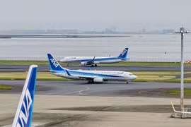 Máy bay hạ cánh khẩn cấp vì hành khách cố mở cửa