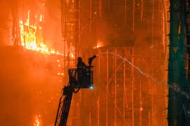 Toàn cảnh vụ cháy chung cư ở Hong Kong, nhiều thương vong