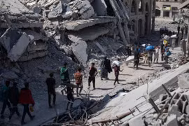 Hình ảnh người dân Palestine trở về khu phố đổ nát ở Gaza