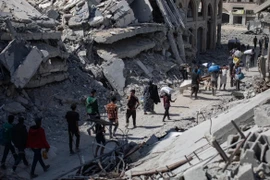 Hình ảnh người dân Palestine trở về khu phố đổ nát ở Gaza