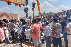 Đang di dời phương tiện gặp nạn, 6 người bị xe đâm tử vong