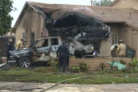 Hiện trường vụ máy bay lao xuống khu dân cư ở Mỹ