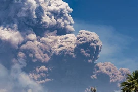 Khoảnh khắc hãi hùng núi lửa lớn nhất Châu Âu phun trào