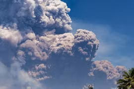 Khoảnh khắc hãi hùng núi lửa lớn nhất Châu Âu phun trào