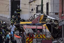 Hiện trường tàu điện trật bánh ở Lisbon, nhiều người thiệt mạng