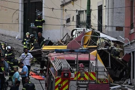 Hiện trường tàu điện trật bánh ở Lisbon, nhiều người thiệt mạng