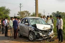 Ô tô đâm xe tải bên đường, 3 người trong gia đình tử vong