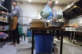 Nhếch nhác quán bia, quán phở ở Hà Nội 