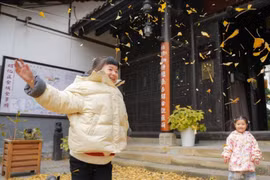 Cảnh yên bình trong thị trấn cổ ở Trung Quốc