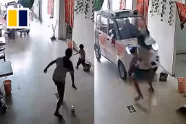 Thót tim khoảnh khắc bé gái cứu em khỏi "xe điên"