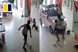 Thót tim khoảnh khắc bé gái cứu em khỏi "xe điên"