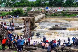 Hiện trường vụ sập cầu ở Ấn Độ, hàng chục người thương vong