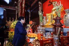 Thủ tướng dâng hương tưởng niệm Chủ tịch Hồ Chí Minh tại Điện Biên