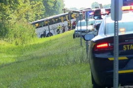 Lật xe chở du khách ở Mỹ, hàng chục người thương vong