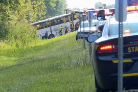 Lật xe chở du khách ở Mỹ, hàng chục người thương vong