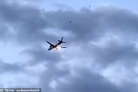 Máy bay chở 281 người cháy động cơ giữa không trung, hạ cánh khẩn 