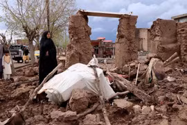 Nhà sập vì mưa lũ, gia đình 5 người tử vong