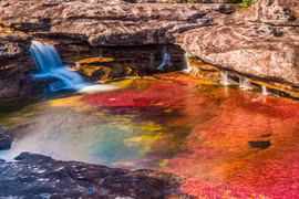 Caño Cristales, còn được gọi là Sông Ngũ Sắc, là một kỳ quan thiên nhiên ở Colombia. Dòng sông này đổi màu từ đỏ sang vàng, rồi xanh lá cây,...tạo nên cảnh sắc vô cùng ấn tượng.