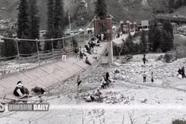 Dây cáp cầu treo bị đứt ở Trung Quốc, hàng chục người thương vong