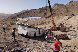 Xe buýt lao xuống thung lũng, hàng chục người thương vong