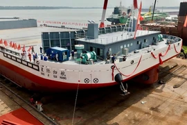 Trung Quốc hạ thủy tàu thu hồi tên lửa đầu tiên