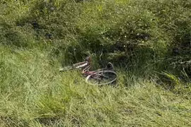 Phát hiện thi thể nam giới bị xích vào cây giữa cánh đồng hoang