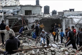 Israel tiếp tục tấn công Gaza, 14 người trong một gia đình thiệt mạng