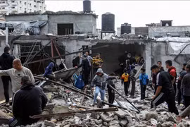 Israel tiếp tục tấn công Gaza, 14 người trong một gia đình thiệt mạng