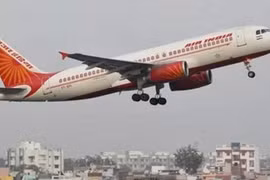 Máy bay chở 170 người cháy động cơ sau khi hạ cánh