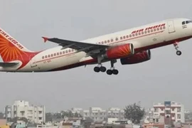 Máy bay chở 170 người cháy động cơ sau khi hạ cánh