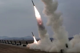 Ông Kim Jong Un và con gái theo dõi vụ phóng pháo phản lực đa nòng