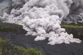 Kinh hãi khoảnh khắc núi lửa ở Indonesia phun trào