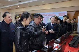 Ông Kim Jong Un và con gái thử súng tại nhà máy vũ khí