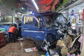 Xe tải lao vào khu chợ ở Hàn Quốc, 20 người thương vong