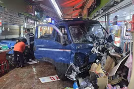 Xe tải lao vào khu chợ ở Hàn Quốc, 20 người thương vong