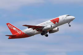 Máy bay chở 425 người hạ cánh khẩn tại Nga vì cháy động cơ