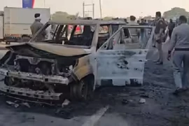 Xe cứu thương bất ngờ bốc cháy, 4 người tử vong